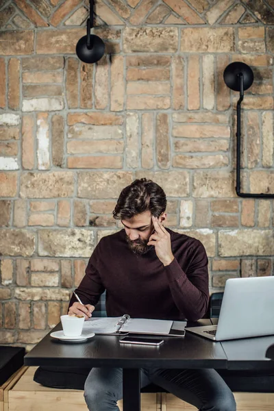 Giovane Uomo Affari Caucasico Focalizzato Concentrato Mentre Scrive Taccuino Una — Foto Stock