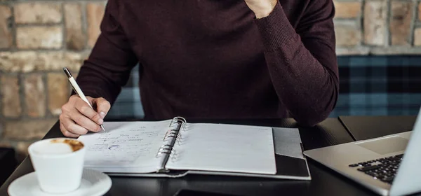 Hände Eines Mannes Der Einem Café Ein Notizbuch Schreibt — Stockfoto