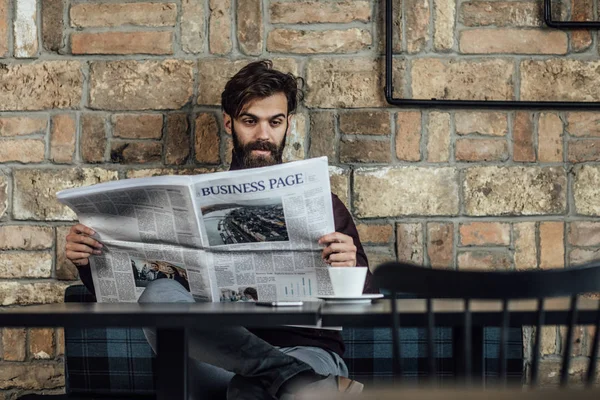 Knappe Jonge Blanke Man Lezen Van Een Krant Een Koffieshop — Stockfoto