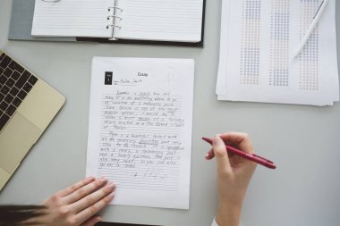 Eller unrecognisable kadın öğretmen Lise sınavı sınıflandırma.