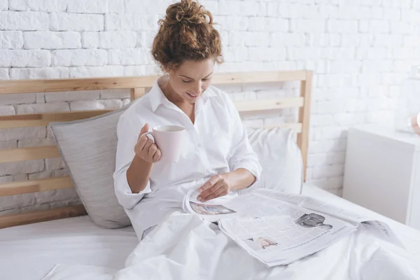 Mulher Muito Caucasiana Lendo Jornais Bebendo Café Cama — Fotografia de Stock