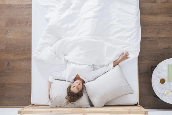 Von Oben Foto Einer Frau Die Ihrem Bett Aufwacht — Stockfoto