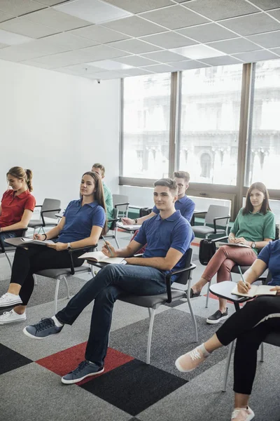 Grupo Alunos Ensino Médio Após Apresentação Professor — Fotografia de Stock