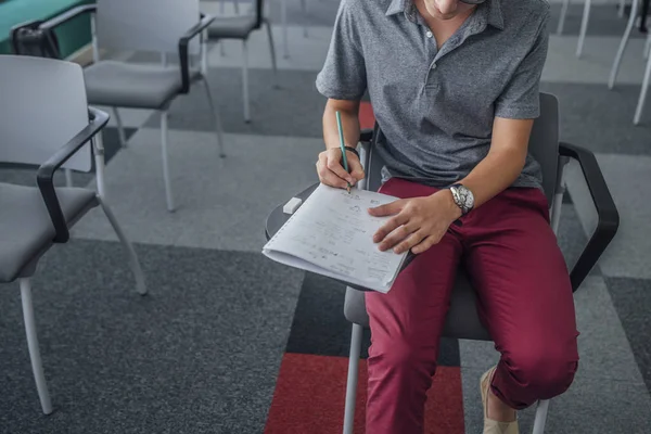 Studente Della Scuola Superiore Seduto Classe Moderna Scrivere Nel Suo — Foto Stock