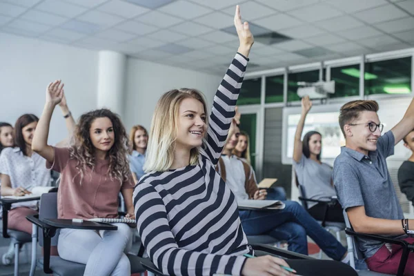 Grupa Licealistów Rośnie Ich Ręce Odpowiedź Pytanie — Zdjęcie stockowe