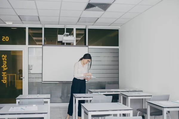 Insegnante Dando Mettendo Esame Carta Sul Tavolo Classe — Foto Stock