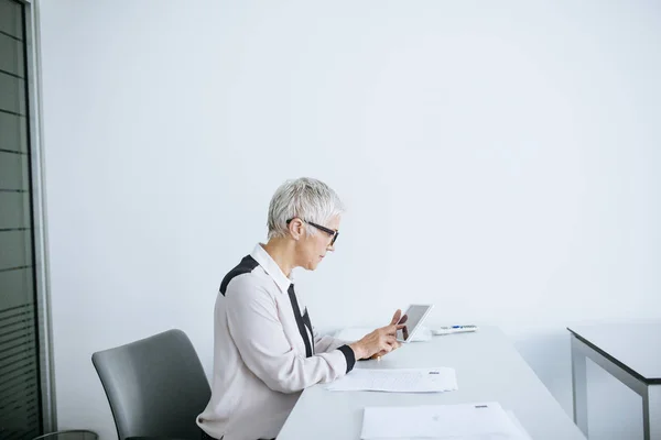 Grijs Haired Vrouw Leraar Zitten Klas Sortering Van Een Examen — Stockfoto