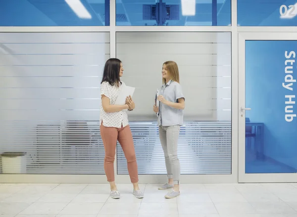 Dos Chicas Secundaria Charlando Pasillo —  Fotos de Stock