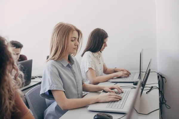 Grupo Estudantes Ensino Médio Sentados Sala Aula Moderna Digitando Laptops — Fotografia de Stock