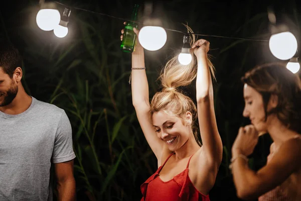 Vakker Kaukasisk Smilende Kvinne Som Danser Utendørs – stockfoto