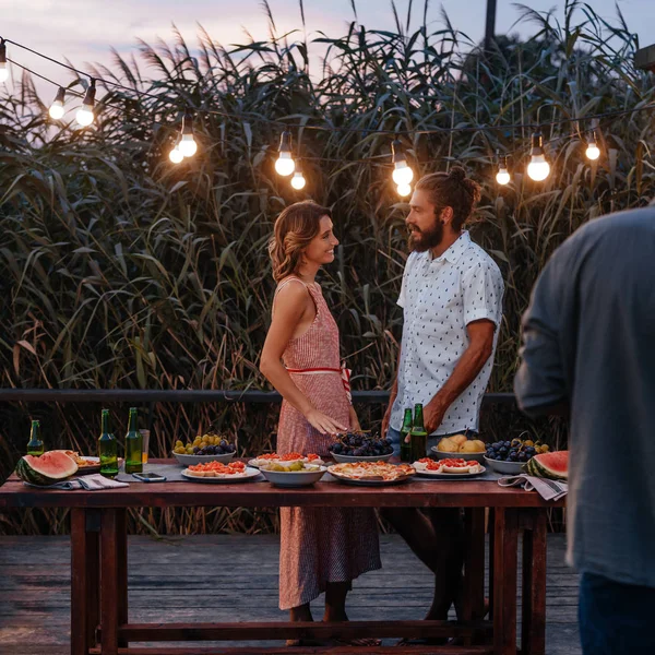 Jolie Femme Bel Homme Debout Près Table Manger Fête Été — Photo