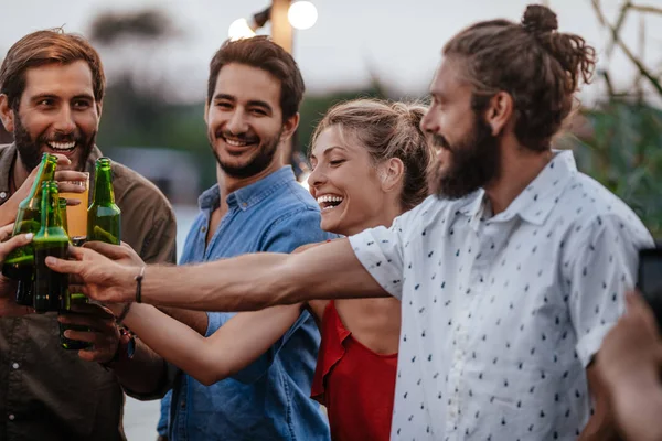 Grupo Jóvenes Sonrientes Que Tienen Una Cena Aire Libre Botellas — Foto de Stock