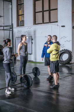 Grup sohbet, spor salonunda duran insan.