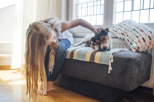 Menina Loira Bonito Abraçando Seu Cão Casa — Fotografia de Stock