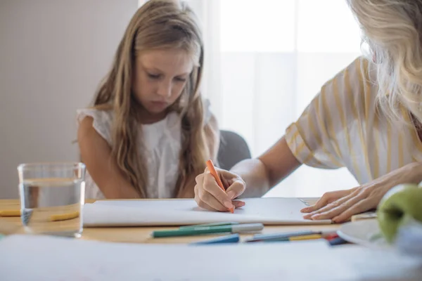 Menina Muito Branca Estudando Casa — Fotografia de Stock