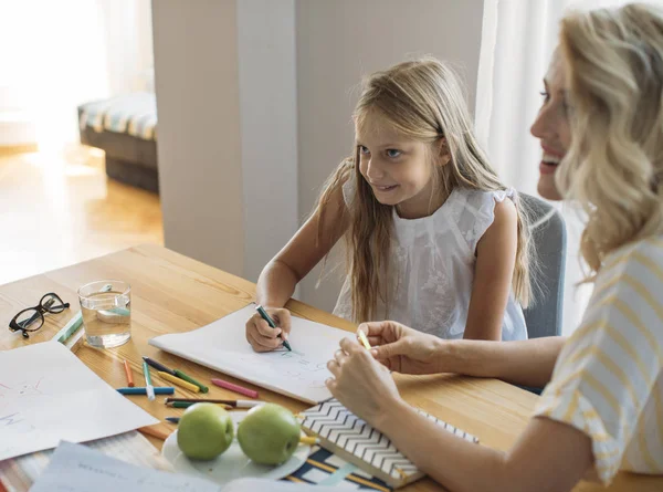 Schattig Kaukasische Schoolmeisje Genieten Van Schrijven Thuis Met Haar Moeder — Stockfoto