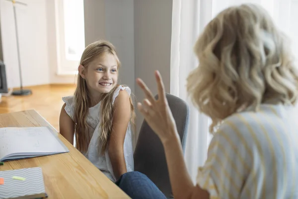 Hermosa Rubia Sonriendo Chica Caucásica Estudiando Casa Con Mamá Ayudando —  Fotos de Stock