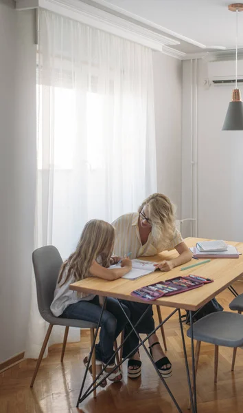 Schattig Kaukasische Schoolmeisje Studeren Thuis Met Haar Moeder — Stockfoto