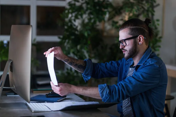 Bonito Jovem Caucasiano Freelancer Examinando Seus Gráficos Estatísticas — Fotografia de Stock