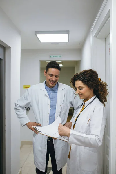 Man Woman Physician Standing Together Hospital Hallway — Stock Photo, Image