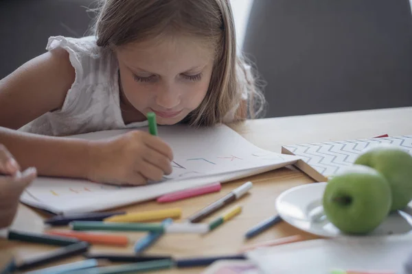 Hermosa Chica Rubia Caucásica Preescolar Escribiendo Cartas Cuaderno — Foto de Stock