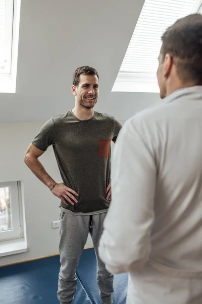 Patient Suivant Les Conseils Son Médecin Physiothérapie — Photo