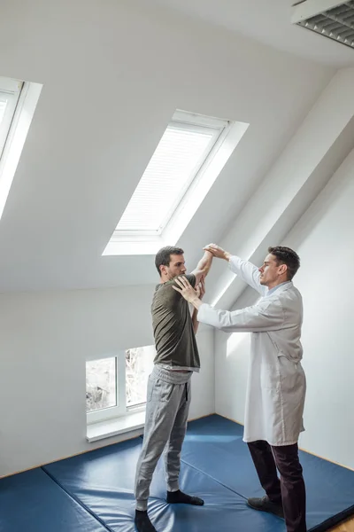 Paziente Allungando Braccio Con Suo Medico Aiutando — Foto Stock