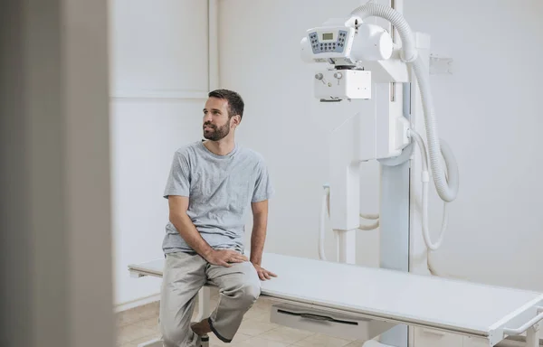 Patienten Sitter Röntgen Säng Klinik — Stockfoto