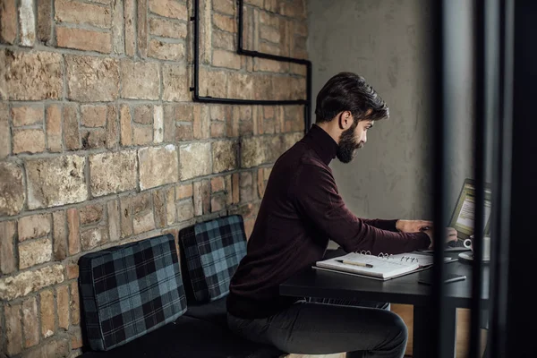 Pohledný Mladý Kavkazských Muž Volné Noze Pracovat Notebooku Kavárně — Stock fotografie