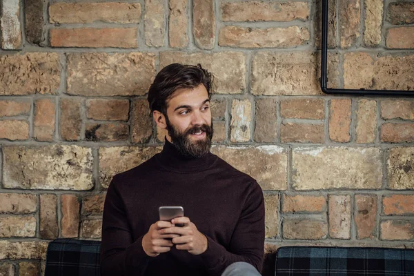 Bel Homme Caucasien Utilisant Téléphone Portable Dans Café — Photo