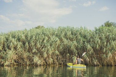 Genç beyaz adam giyen yaşam yelek Kayak.