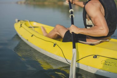 Hayat Kayak yelek giyen unrecognisable adam.