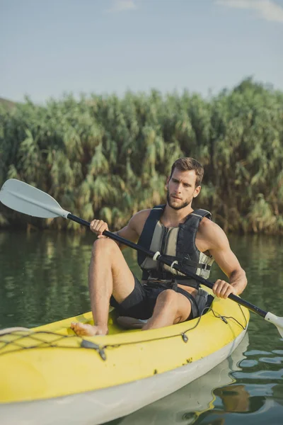 Hombre Con Chaleco Salvavidas Kayak Cerca Hierba Alta — Foto de Stock