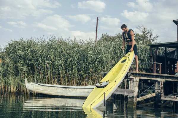 Homme Mettant Kayak Dans Eau Tout Portant Gilet Sauvetage — Photo