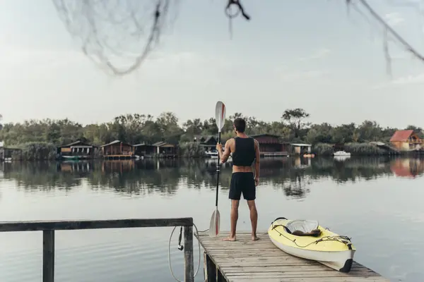 Caucásico Hombre Kayaker Sosteniendo Una Paleta Mientras Está Pie Muelle — Foto de Stock