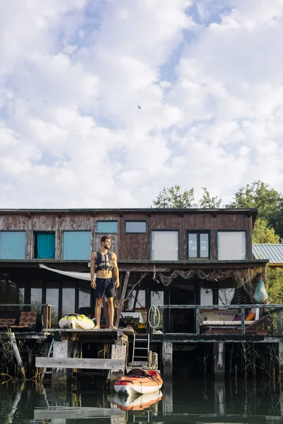 Junger Kaukasischer Mann Trägt Schwimmweste Während Auf Einem Holzsteg Steht — Stockfoto