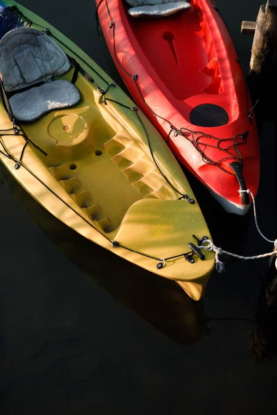 Dois Caiaques Amarrados Flutuando Água — Fotografia de Stock