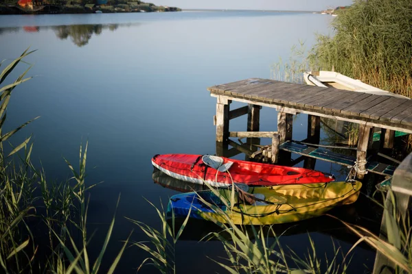 Zwei Kajaks Wasser Einem Hölzernen Steg Befestigt — Stockfoto