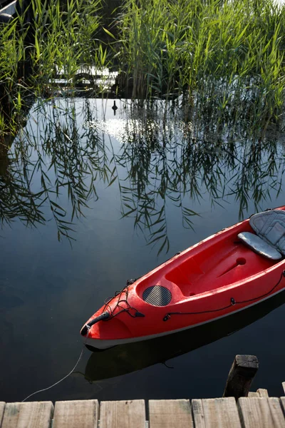 Kayak Flotando Agua Atado Muelle Madera —  Fotos de Stock