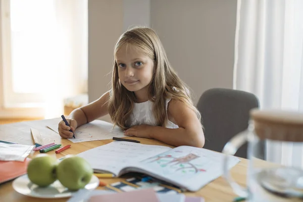 Söt Blond Tjej Håller Krita Och Tittar Kameran — Stockfoto