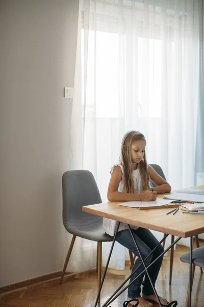 Menina Muito Caucasiana Desenho Casa — Fotografia de Stock