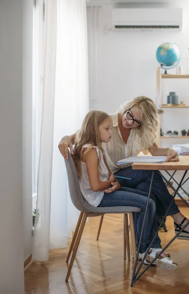Niedliche Blonde Kaukasische Schulmädchen Hausaufgaben Mit Ihrer Mutter Helfen — Stockfoto