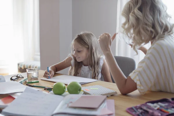 Mooi Blonde Kaukasische Meisje Thuis Studeren Met Haar Moeder Helpen — Stockfoto