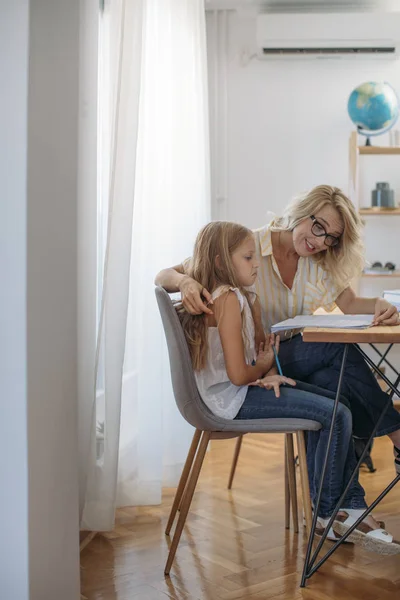 Schattige Blonde Kaukasische Schoolmeisje Huiswerk Met Haar Moeder Helpen — Stockfoto