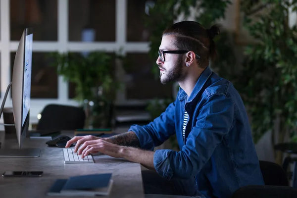 Guapo Joven Caucásico Hombre Negocios Trabajando Una Computadora Escritorio — Foto de Stock