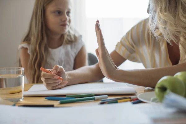 Cute Caucasian Girl Preschooler Learing Count Her Mother Helping — Stock Photo, Image