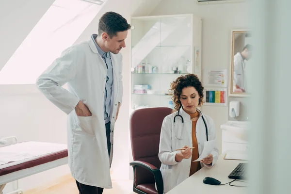 Dos Jóvenes Médicos Caucásicos Que Trabajan Consultorio Médico Moderno —  Fotos de Stock