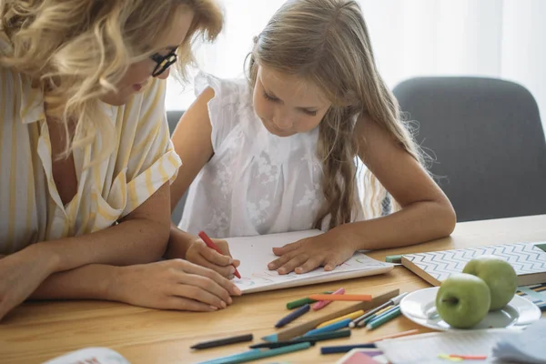 Schöne Kaukasische Frau Und Süße Blonde Schulmädchen Hausaufgaben Zusammen — Stockfoto