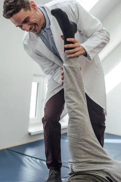 Patient Étirant Jambe Avec Aide Son Médecin — Photo