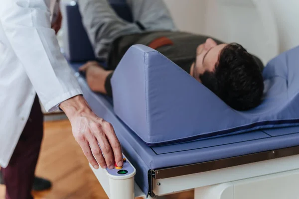 Hand Medicintekniker Löpande Den Ben Densitometer Medan Hans Patienten Ligger — Stockfoto